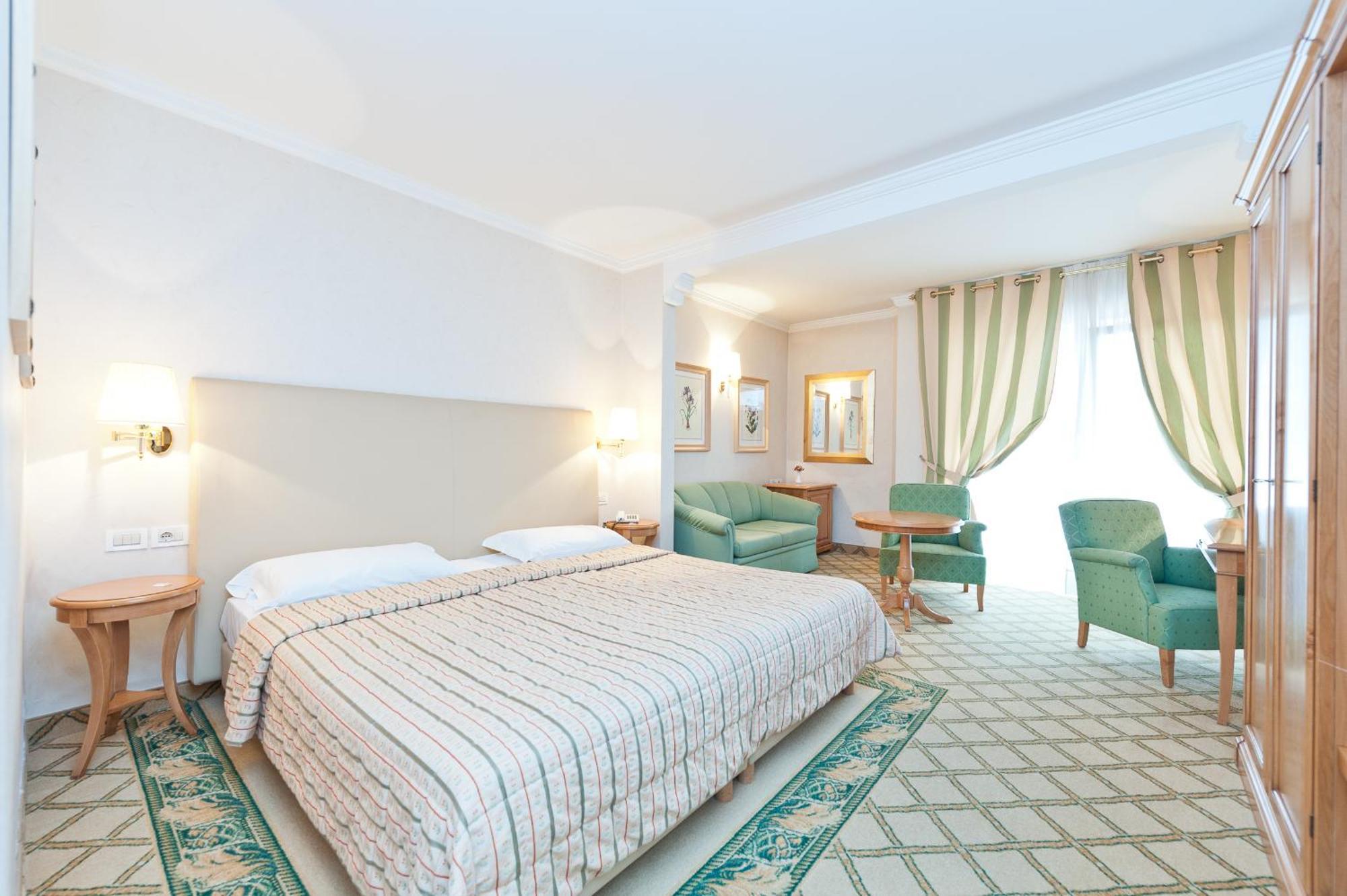 Deluxe Double Room Kingsize Bed Whirlpool,1580307309:JPEG